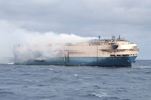 Yaponiyadan Rusiyaya avtomobillər aparan gəmi yanıb