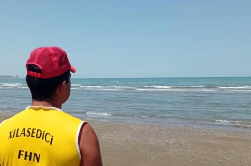 FHN əhaliyə xəbərdarlıq edib: Güclü küləkli havada dənizə girmək təhlükəlidir