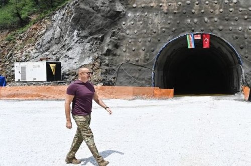 İlham Əliyev Kəlbəcər-Laçın avtomobil yolunun inşası ilə tanış olub - FOTO