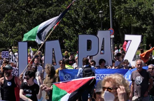 Madriddə minlərlə insan NATO əleyhinə nümayiş keçirib