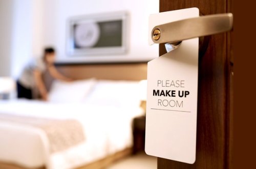 Bakıda qadın qız tanışını oteldə bıçaqladı