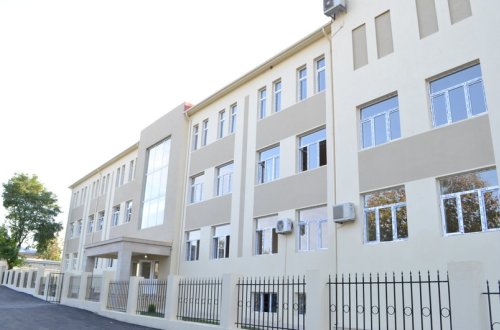 Yevlaxda məktəbdə şagirdlərə dini mahnı oxudan müəllimə şiddətli töhmət verilib -YENİLƏNİB