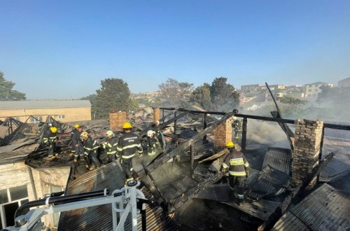 FHN: Məktəbdə yanğının söndürülməsinə güclü külək mane olur