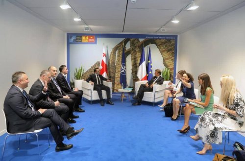 Qaribaşvili Makronla regional təhlükəsizlik məsələlərini müzakirə edib