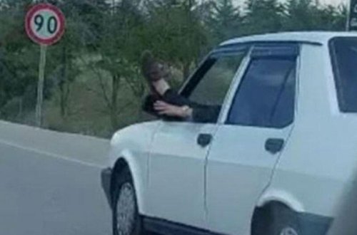 Ayağını pəncərədən çıxaran sürücü heç nə olmamış kimi yoluna davam etdi - VİDEO