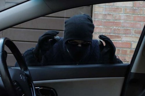 Azərbaycanda mikroavtobusdan 10 min manat oğurladılar