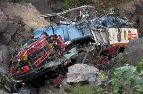 Pakistanda avtobus dərəyə aşıb, 19 nəfər ölüb