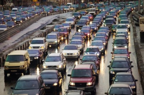 Bakıda iki küçədə avtomobillərin sıxlığı yaranıb