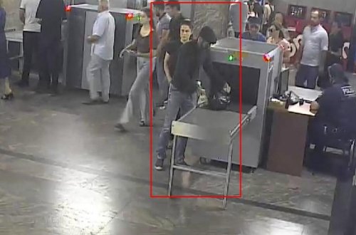 Metroda küt alətlə insanları hədələyən şəxs saxlanılıb