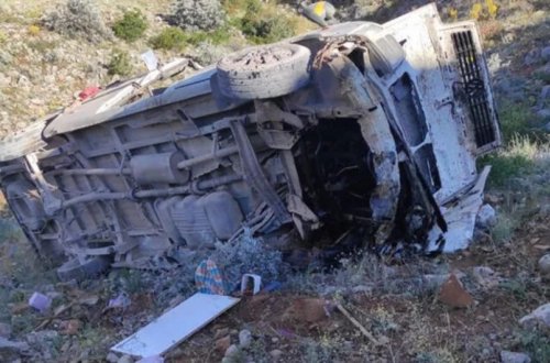 Türkiyədə mikroavtobus aşıb, ölənlər və yaralananlar var