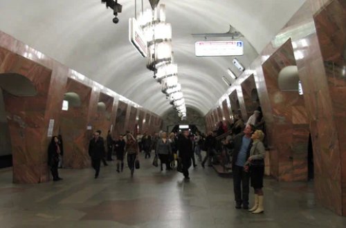 Qadın metroda uşaq dünyaya gətirib