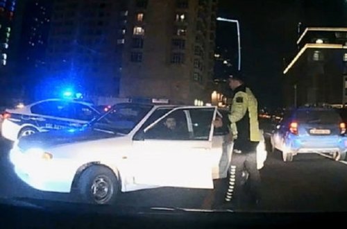 Bakıda yol polisi ilə ata-oğul arasında insident - Həbs edilən var