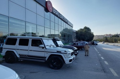 “Səkini söküb maşın dayanacağı ediblər”