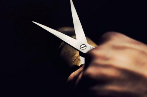 Gənc oğlan parkda qayçı ilə sinəsindən vuruldu - AZƏRBAYCANDA