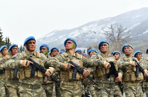 Müdafiə naziri Azərbaycan komandolarının döyüş hazırlığı ilə bağlı göstərişlər verib