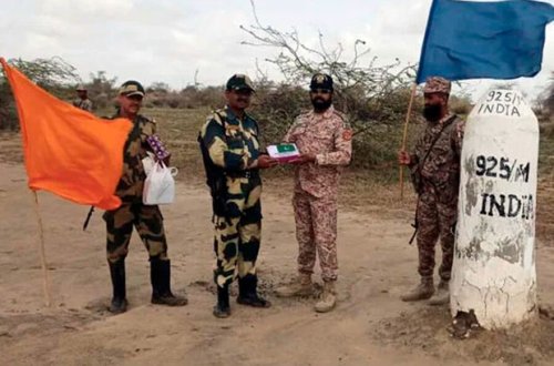 Hindistan və Pakistan sərhədçiləri bayramlaşdılar