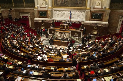 Fransada deputatlar hökumətə etimadsızlıq haqqında qətnaməni rədd ediblər