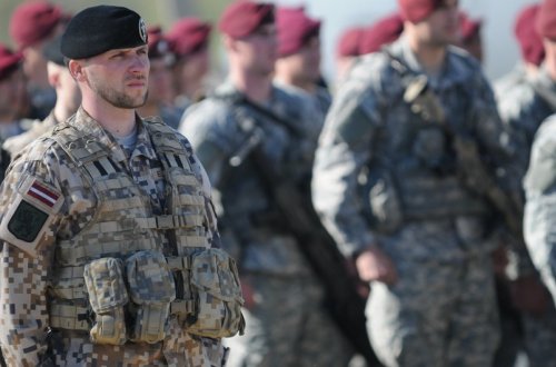 Latviya hərbi xərcləri artıra və qadınları hərbi xidmətə çağıra bilər