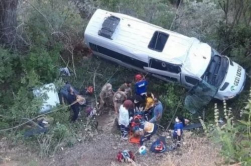 Türkiyədə turistləri daşıyan mikroavtobus uçuruma düşüb, 18 nəfər yaralanıb