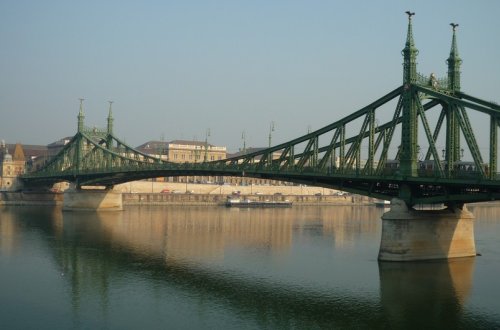 Budapeştdə etirazçılar körpünü bağlayıb