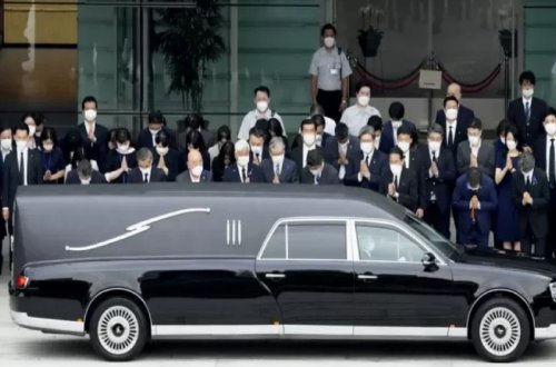 Sindzo Abe dəfn edilib