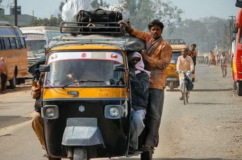 Üç nəfərlik maşından 27 nəfər düşdü - VİDEO