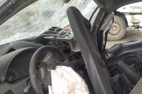 Oğuzda avtomobil ağaca çırpılıb, üç nəfər xəsarət alıb