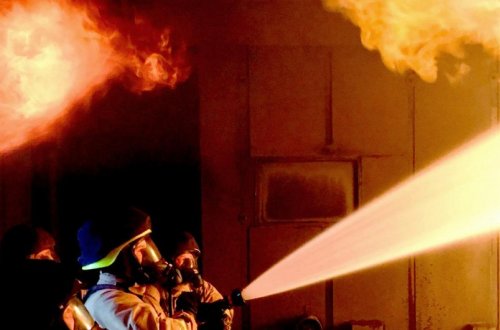 Britaniyada anomal istilər şəraitində hərbi poliqonda yanğın baş verib