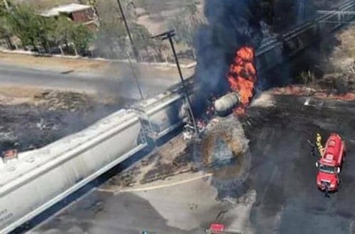 Meksikada qatarın vurduğu neft tankeri partlayıb