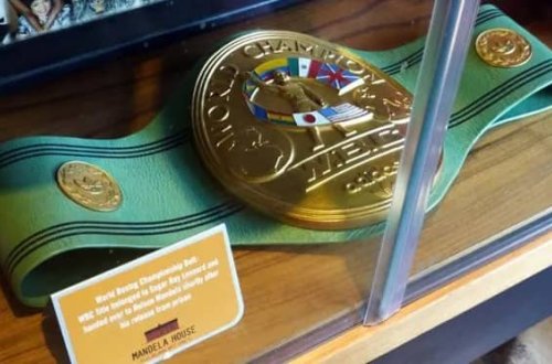 Nelson Mandelaya hədiyyə edilən boks üzrə dünya çempionluq kəməri OĞURLANIB