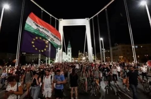 Macarıstanda vergi artımına qarşı etiraz: Fəallar Budapeştdə KÖRPÜLƏRİ BAĞLAYIB