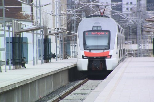 Bakı-Sumqayıt qatarının şüşələrini daşla sındıran azyaşlılar saxlanılıb