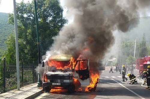 Oğuzda sərnişin mikroavtobusu yanıb