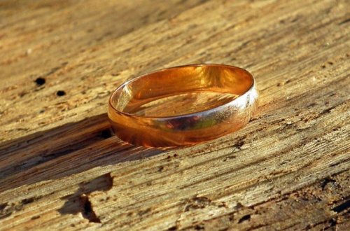 Qadının 53 il əvvəl itirdiyi üzük tapılıb