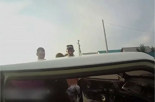 Sürücü avtomobilini saxlayan polisləri yandırmağa cəhd etdi - VİDEO