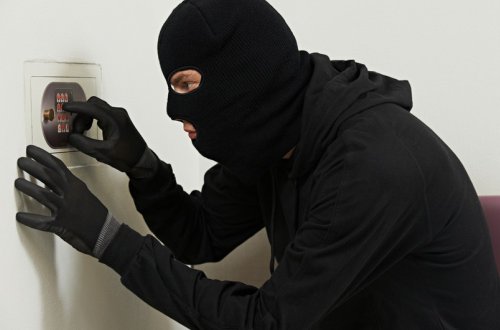 Qubada içərisində 125 min manat və 10 min dollar pul olan seyf oğurlanıb