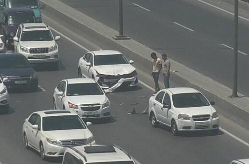 Bakıda xanım sürücü oğlanla əlbəyaxa oldu - VİDEO