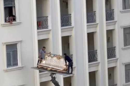 Bakıda divanı 10-cu mərtəbəyə belə qaldırdılar - Video