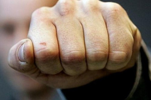 Sumqayıtda 50 yaşlı kişi rayona getmək istəməyən arvadını döydü - TƏFƏRRÜAT