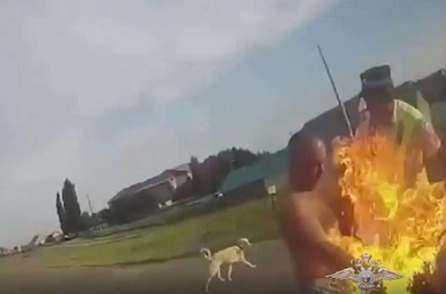 Sərxoş sürücü yol polisinə benzin tökərək yandırıb - VİDEO