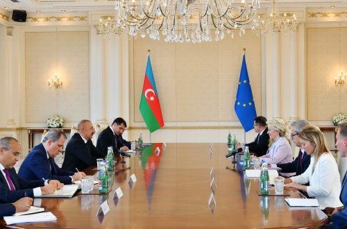 Azərbaycan lideri və Avropa Komissiyasının Prezidenti mətbuata bəyanatlarla çıxış edirlər