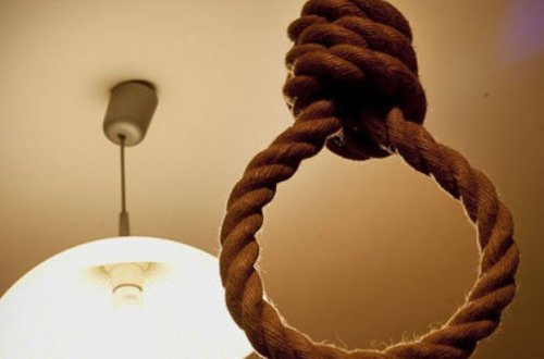 Azərbaycanda iki uşaq anası ata evində özünü asdı