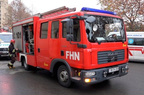 FHN: Yaşayış binasında yanğın zamanı mənzillərdən 9-u uşaq olmaqla 32 nəfər xilas olunub