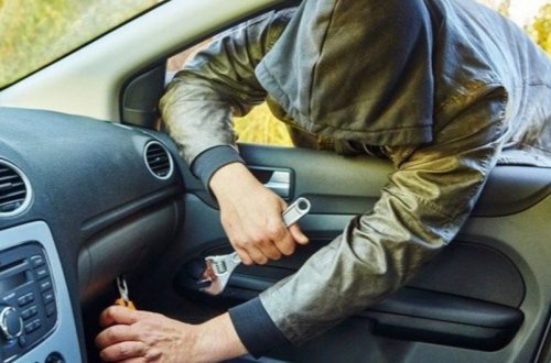 Bakıda “Range Rover”dən içərisində 920 manat olan çanta oğurlanıb