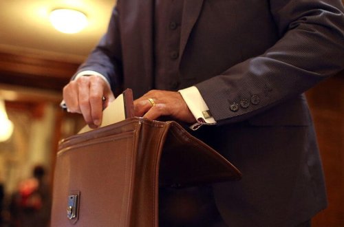 İki uşağı ilə özünü binadan atan qadının əri sabiq məmur imiş - FOTO