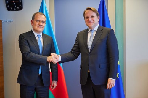 Ceyhun Bayramov Avropa Komissarı ilə Cənubi Qafqazdakı vəziyyəti müzakirə edib