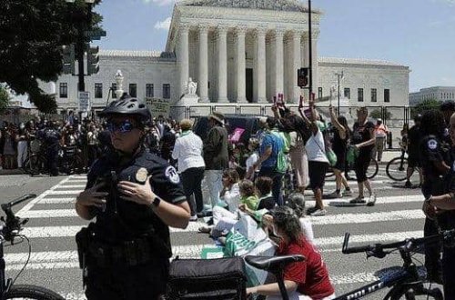 ABŞ-da etiraz aksiyası keçirən 17 konqresmen saxlanılıb