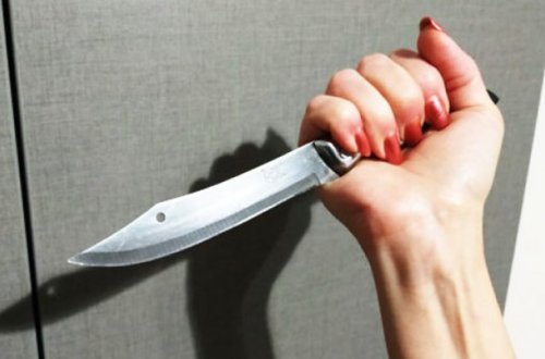 Bakıda metronun yanında dava düşdü: Qadın kişini bıçaqladı