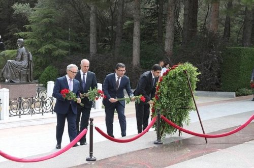 Media nümayəndələri Ümummilli Lider Heydər Əliyevin məzarını ziyarət edib