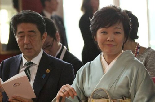 Yaponiyanın qətlə yetirilmiş Baş nazirinin xanımı qəzaya düşüb